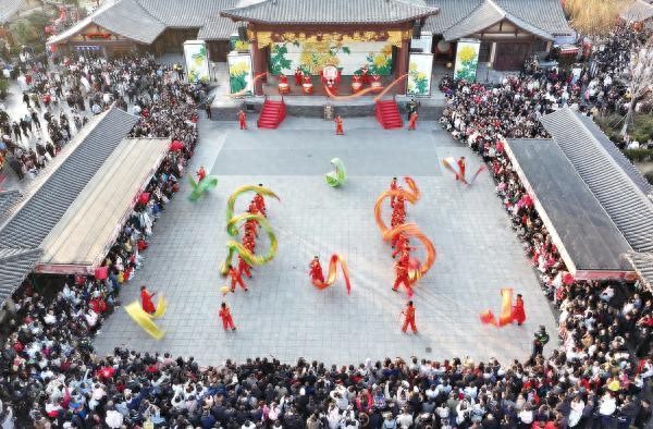 华夏配资网 假日期间各地消费市场持续升温 春节经济“热辣滚烫”